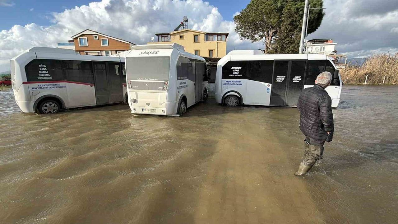 Edremit Altınkum'da Lodos: Deniz Taştı, Caddeler Göl Oldu