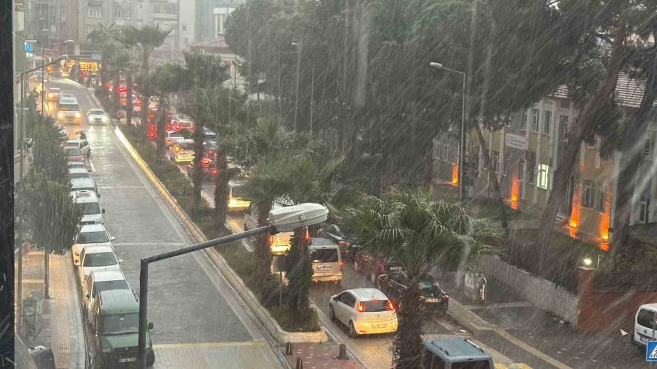 Edremit’te Dolu ve Lodos Fırtınası Trafiği Vurdu