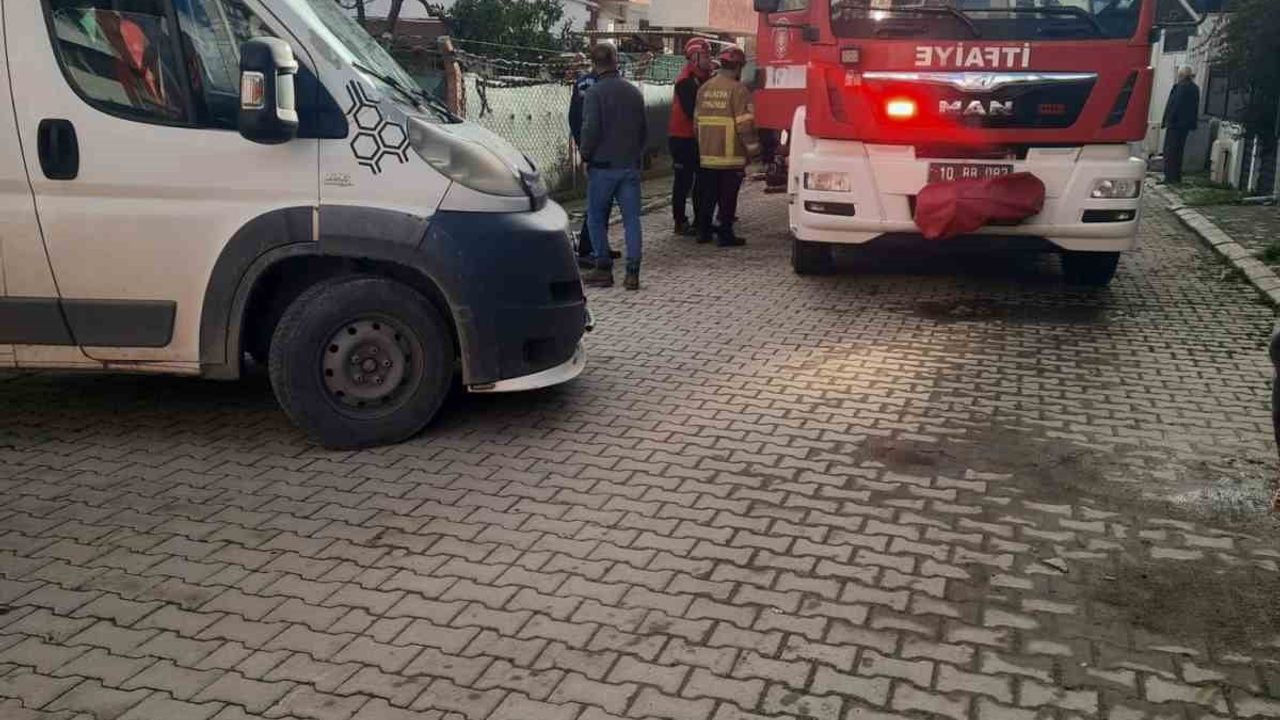 Edremit'te Kamyon Altında Kalan Vatandaş İtfaiyeyle Kurtarıldı