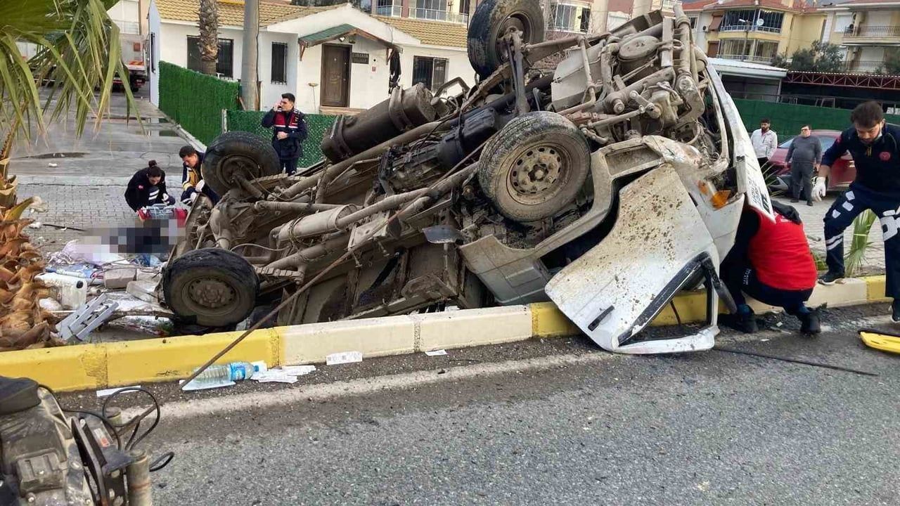 Edremit'te Kamyonet Bariyerlere Girdi: 2 Ölü, 1 Yaralı
