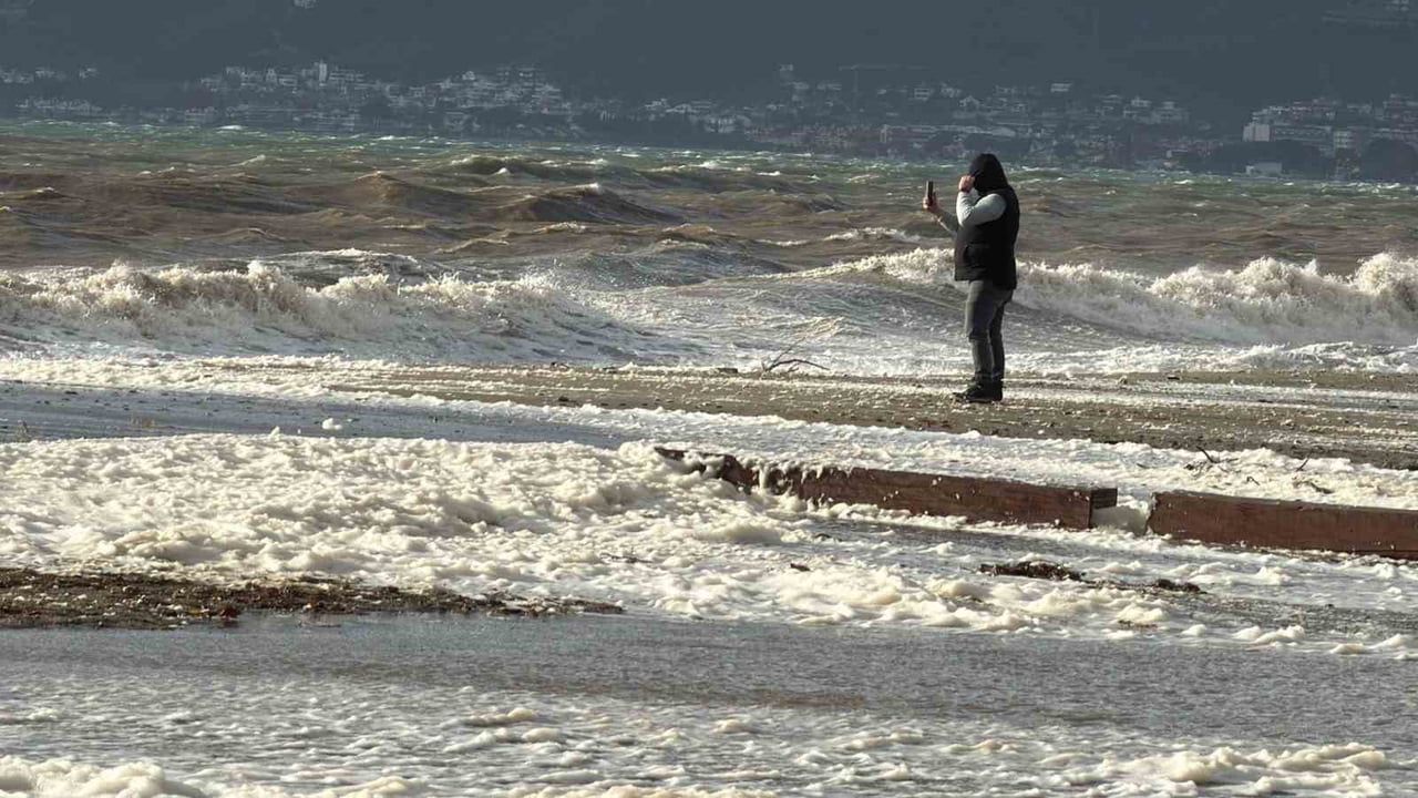 Edremit'te Lodos Altınkum Sahilini Deniz Köpüğüyle Beyaza Bürüdü