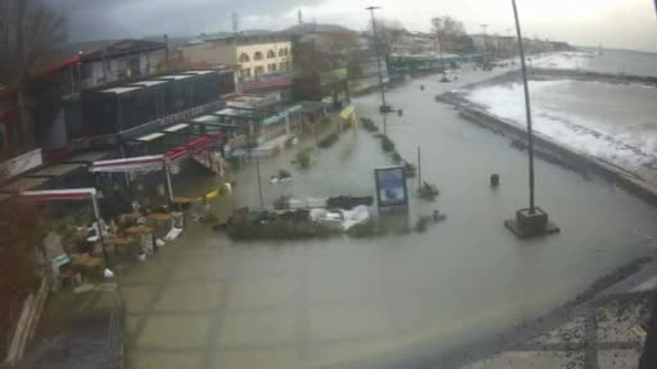 Edremit'te Lodos Felaketi: Altınoluk'ta Deniz Taştı, İşletmeler Sular Altında