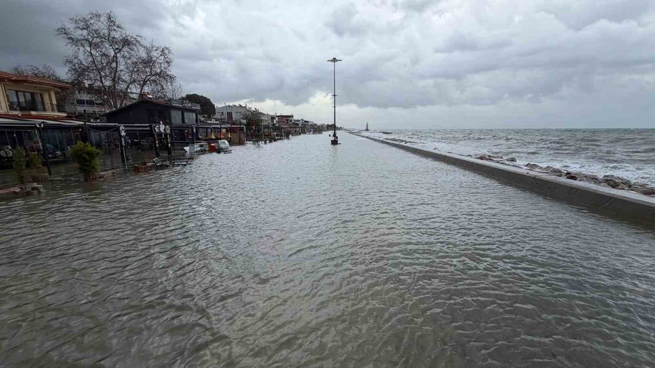 Edremit'te Lodos Felaketi: Altınoluk'ta İşletmeler Sular Altında