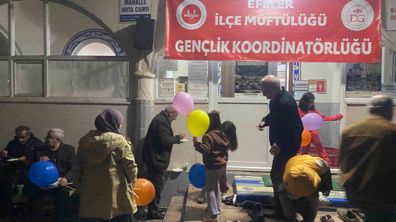 Efeler'de 'Mahallece Camideyiz': Dede-Torun Aynı Safta Buluştu