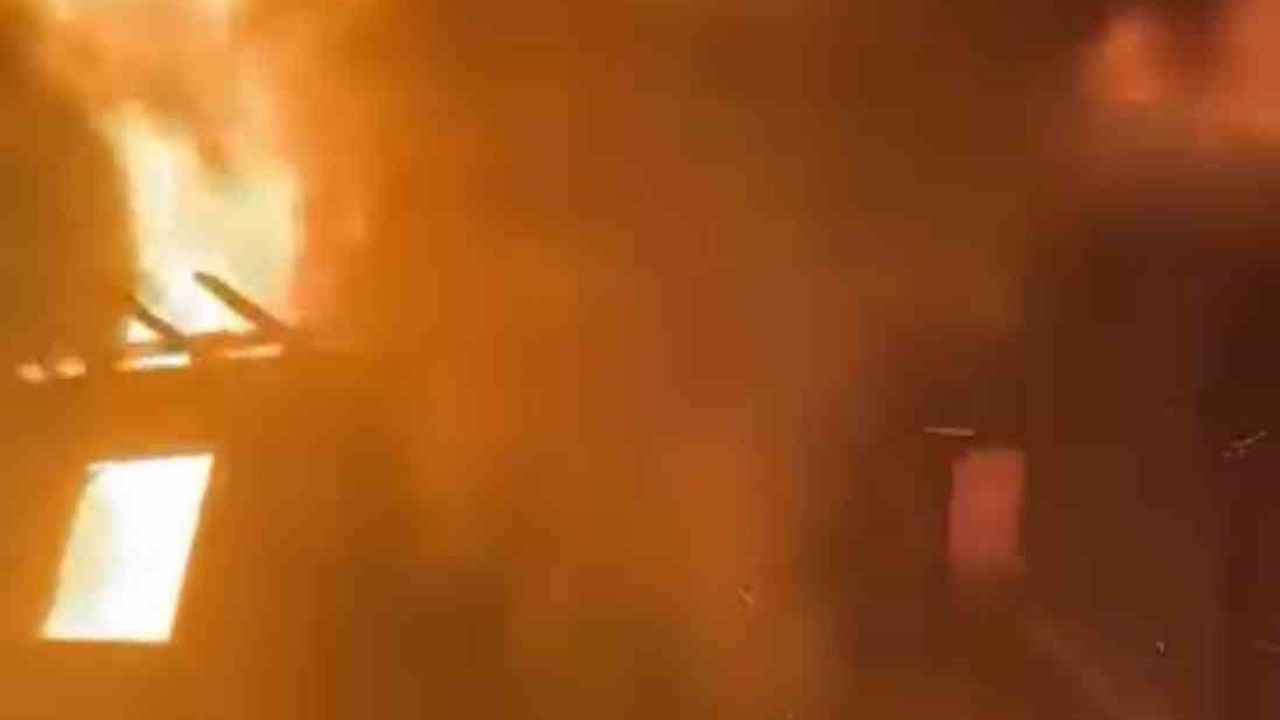 Eflani Çukurgelik'te Muhtarın İki Katlı Evi Kül Oldu