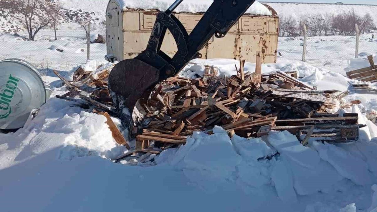Eğil Belediyesi, Oyalı Mahallesi'ndeki Okul İçin Odun ve Palet Kırdı