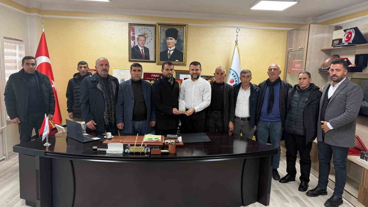 Eğil Muhtarlarından Başkan Fırat Seydaoğlu’na Teşekkür Plaketi