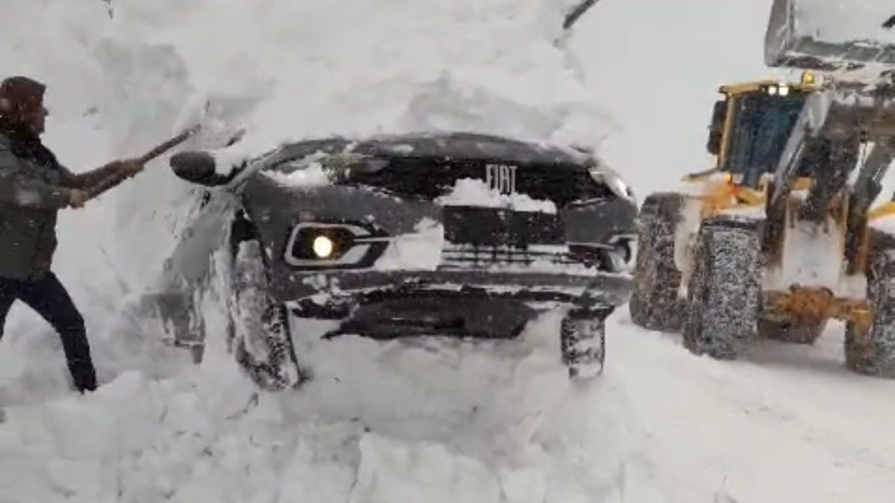 Eğribel Geçidi'nde Tipi Ulaşımı Aksattı: Araç Kara Gömüldü, Kurtarma Sürüyor
