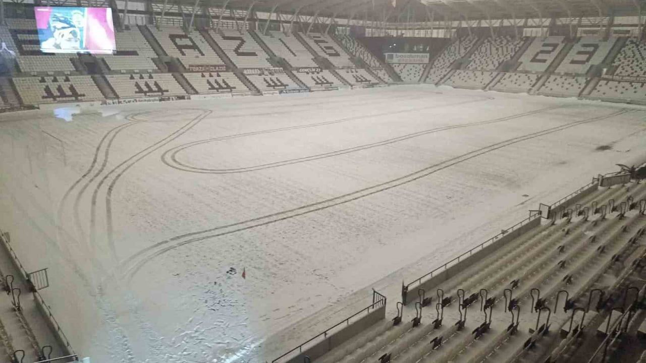 Elazığ Atatürk Stadyumu Yeniden Karla Kaplandı