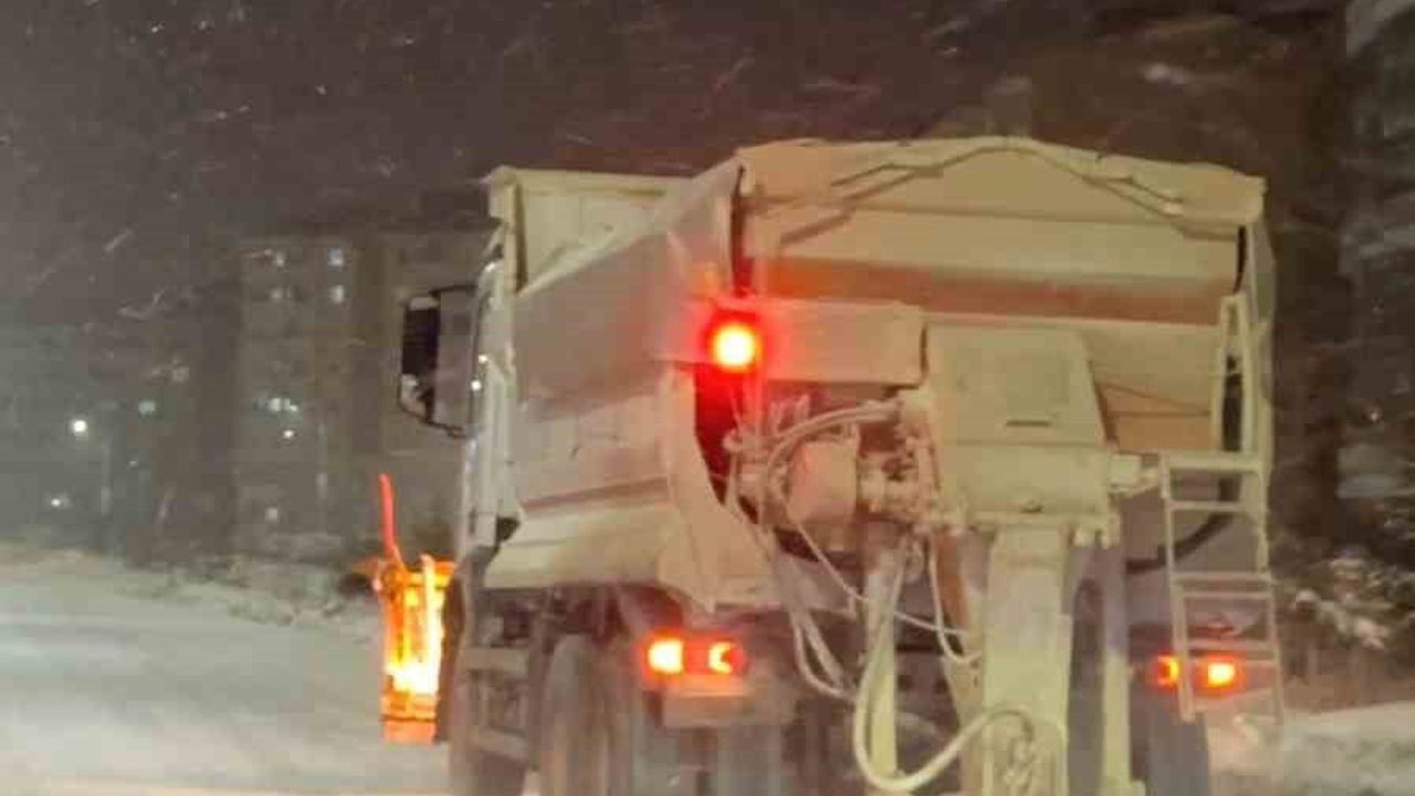 Elazığ Belediyesi'nden Kesintisiz Karla Mücadele: 76 Araç, 283 Personel Sahada