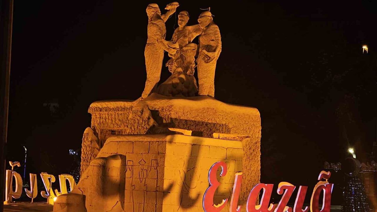 Elazığ Çaydaçıra Kavşağı'nda Bembeyaz Kar Manzarası