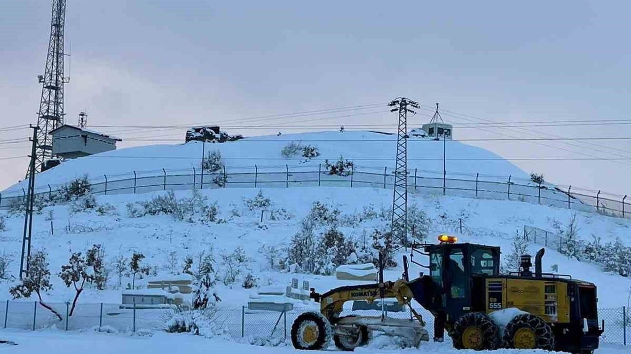 Elazığ'da 19 Köy Yolu İçin Karla Mücadele Sürüyor