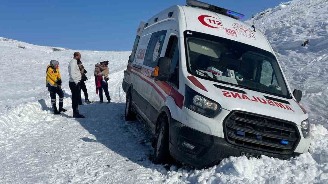 Elazığ'da 3,5 Yaşındaki Lavin Greyderle Ambulanstan Hastaneye Taşındı