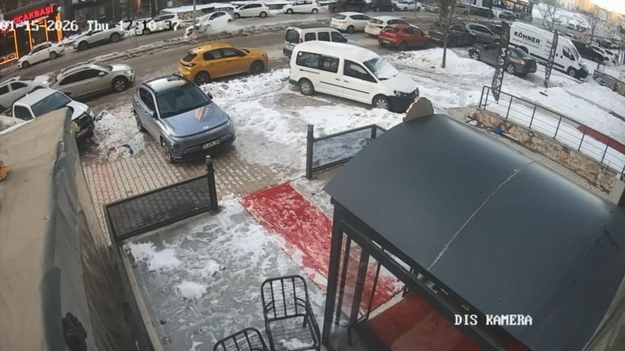 Elazığ'da 3 Araçlı Kaza: 1 Yaralı, Anlar Güvenlik Kamerasında