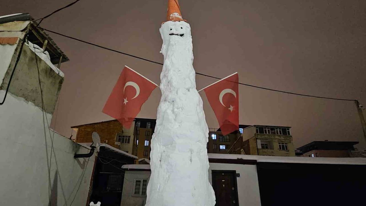 Elazığ'da 4,5 Metrelik Dev Kardan Adam Mahalleyi Büyüledi