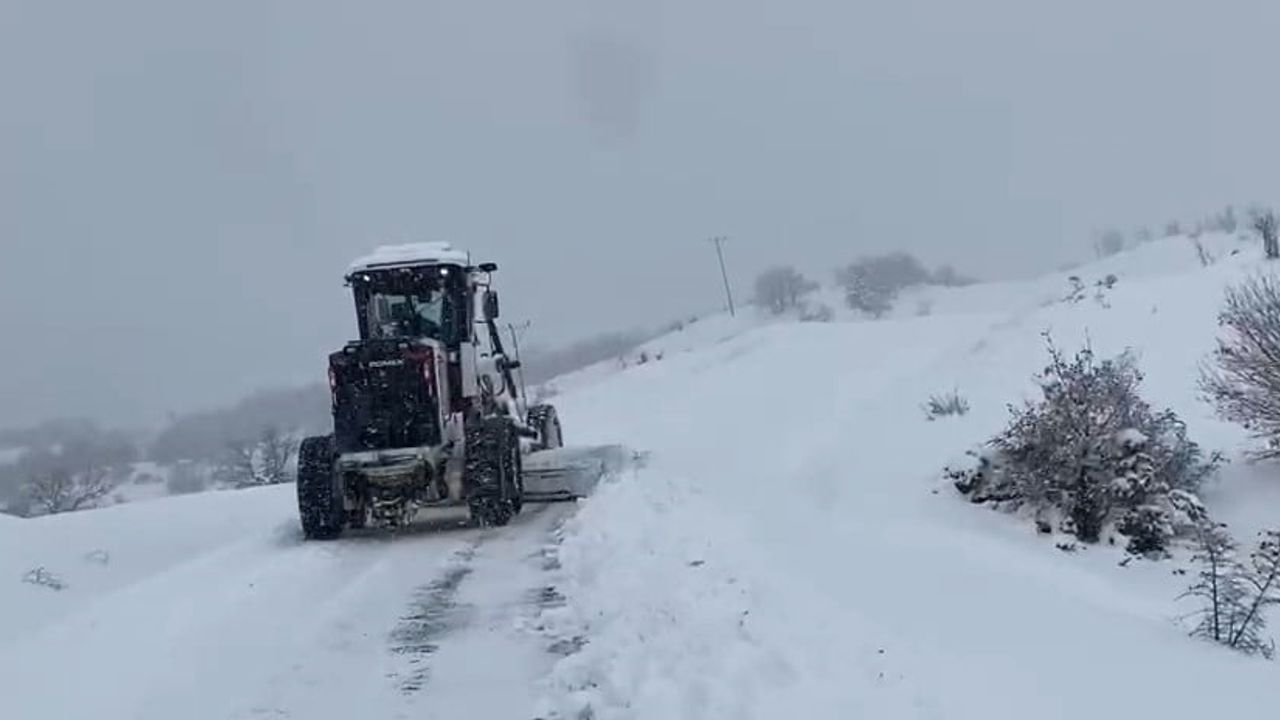 Elazığ'da 407 köy yolu kapalı: İl Özel İdaresi gece gündüz çalışıyor