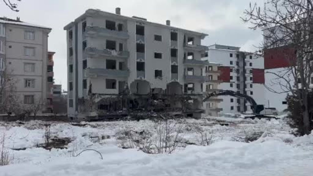 Elazığ'da 5 Katlı Hasarlı Bina İş Makinesiyle Yıkıldı