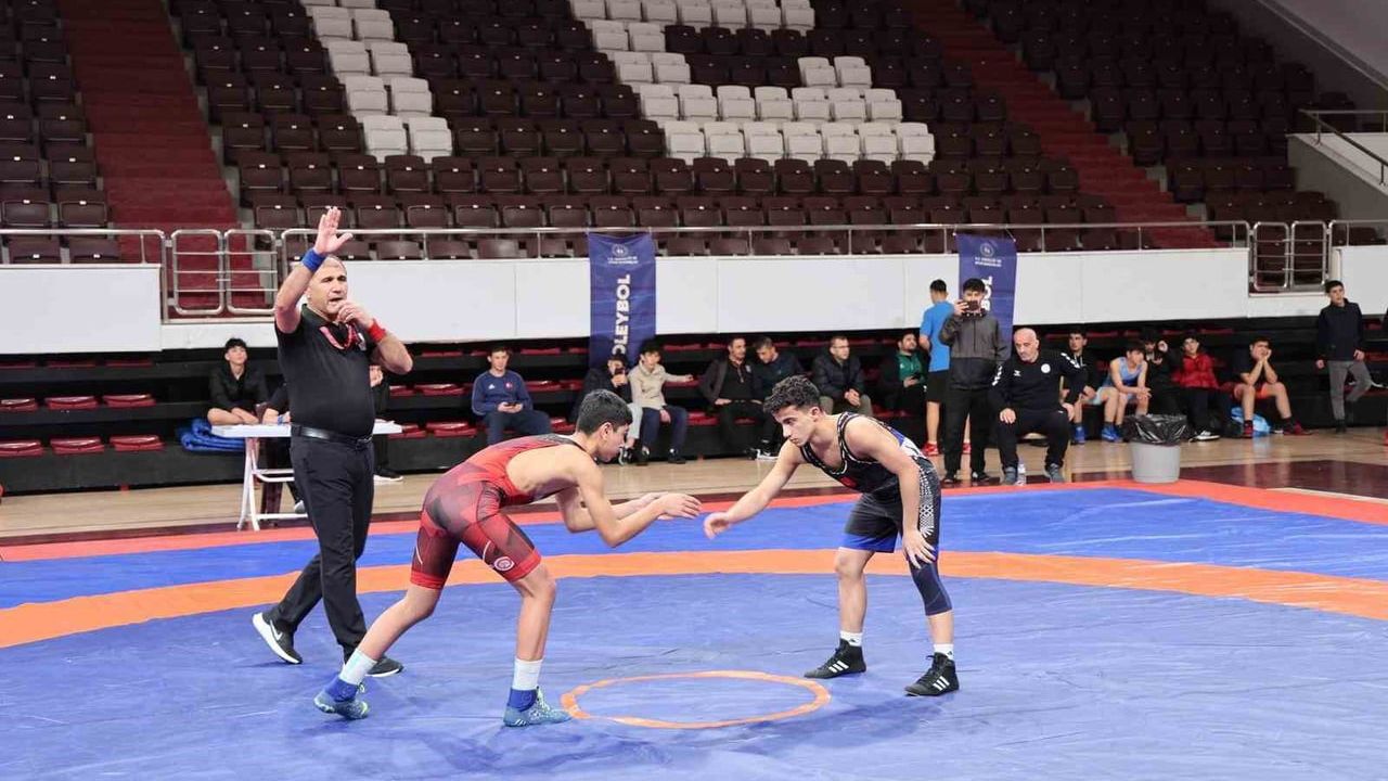 Elazığ'da B Gençler Güreş Müsabakaları — 270 Sporcu, 33 Takım