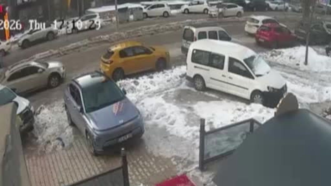 Elazığ'da Buzlanma Kaynaklı Kaza: Direk Park Halindeki Araca Devrildi