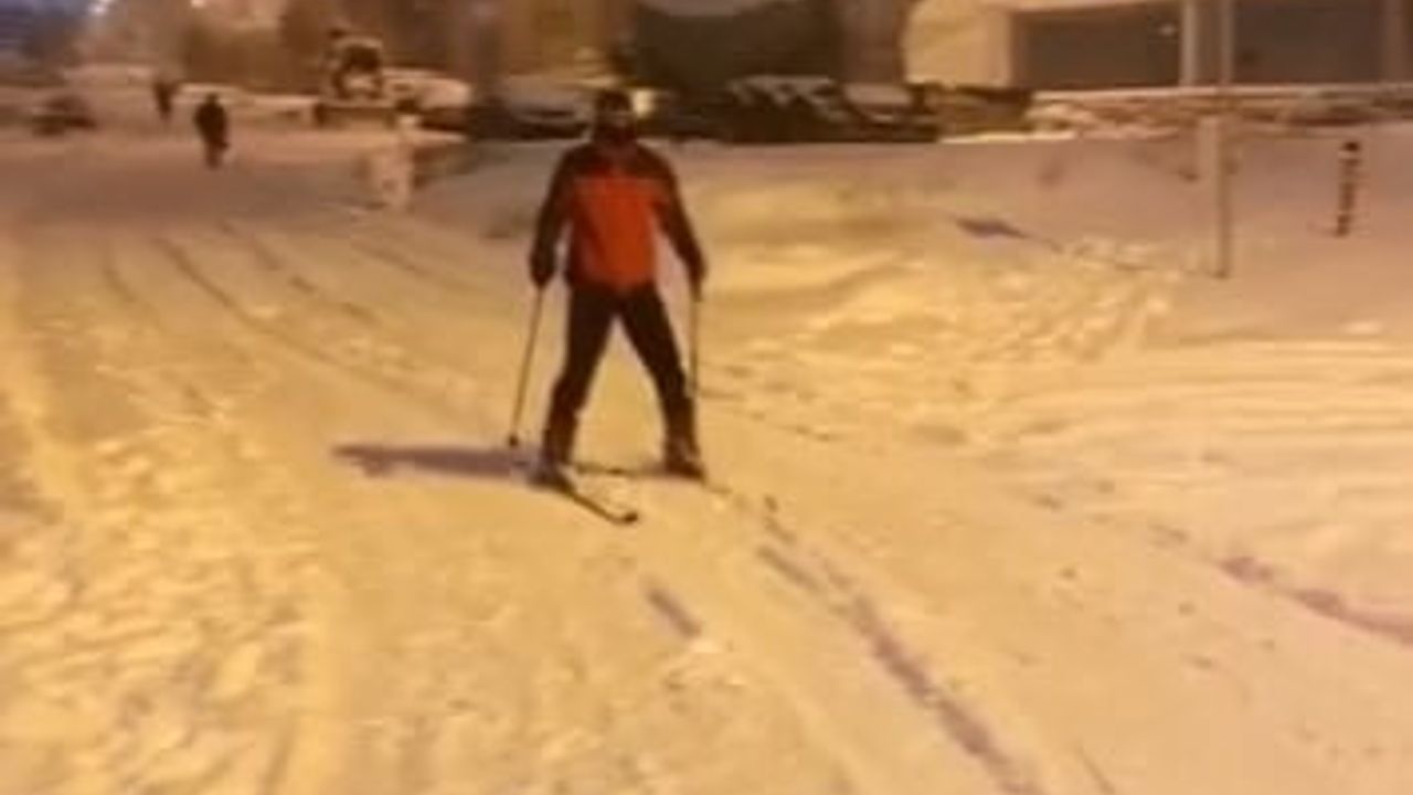 Elazığ'da Caddede Kayak Keyfi