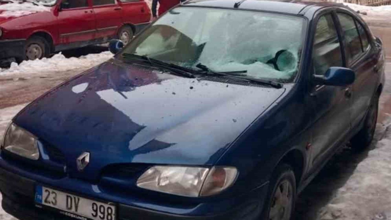 Elazığ'da Çatıdan Düşen Buz Sarkıtı Araç Camını Kırdı