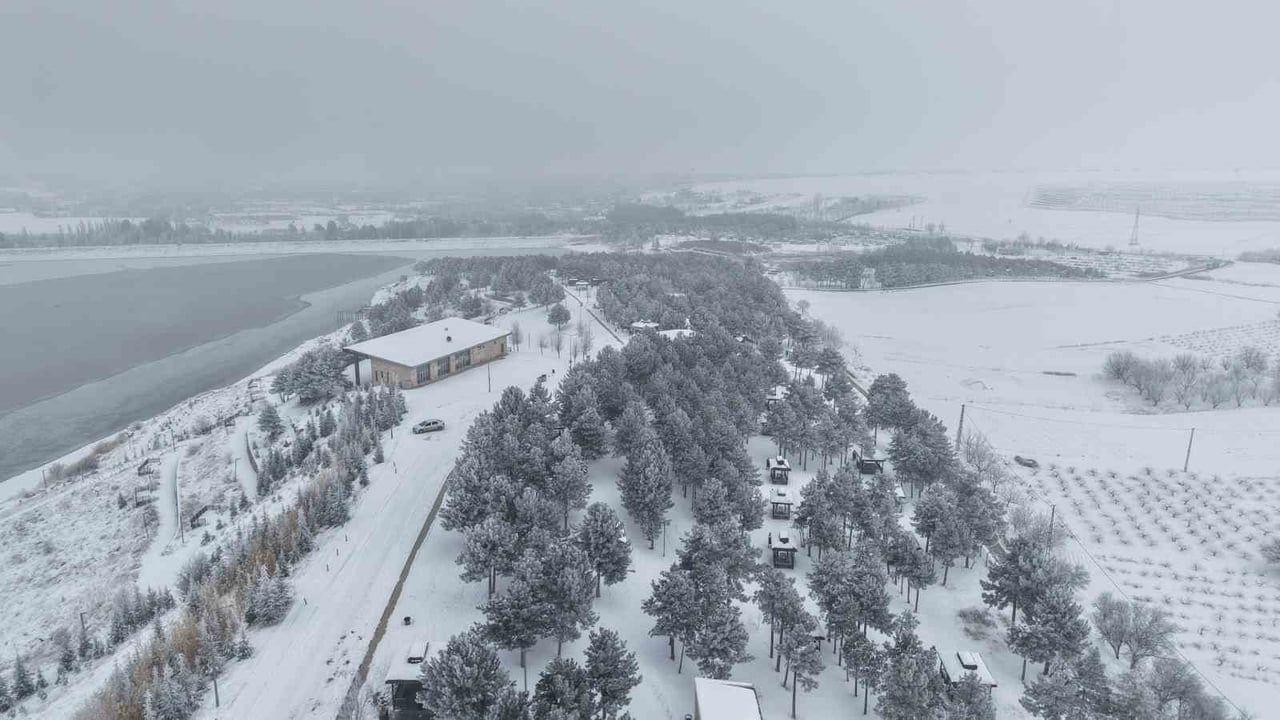 Elazığ'da Cip Baraj Gölü'nün Bazı Kesimleri Buz Tu…