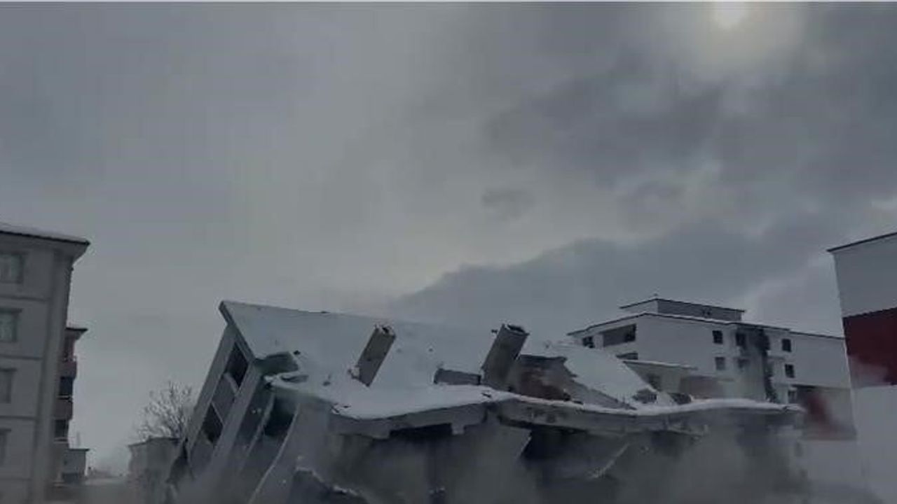 Elazığ'da Depremde Hasar Gören 5 Katlı Bina İş Makinesiyle Yıkıldı