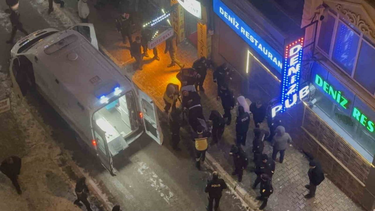 Elazığ'da eğlence mekanında bıçaklı ve sopalı kavga: 4 yaralı