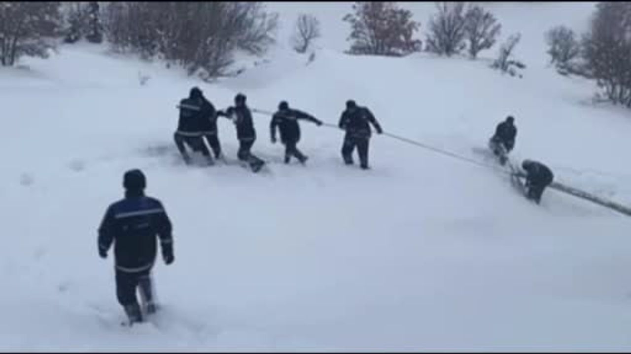 Elazığ'da Fırat EDAŞ'tan Karla Zorlu Enerji Mücadelesi