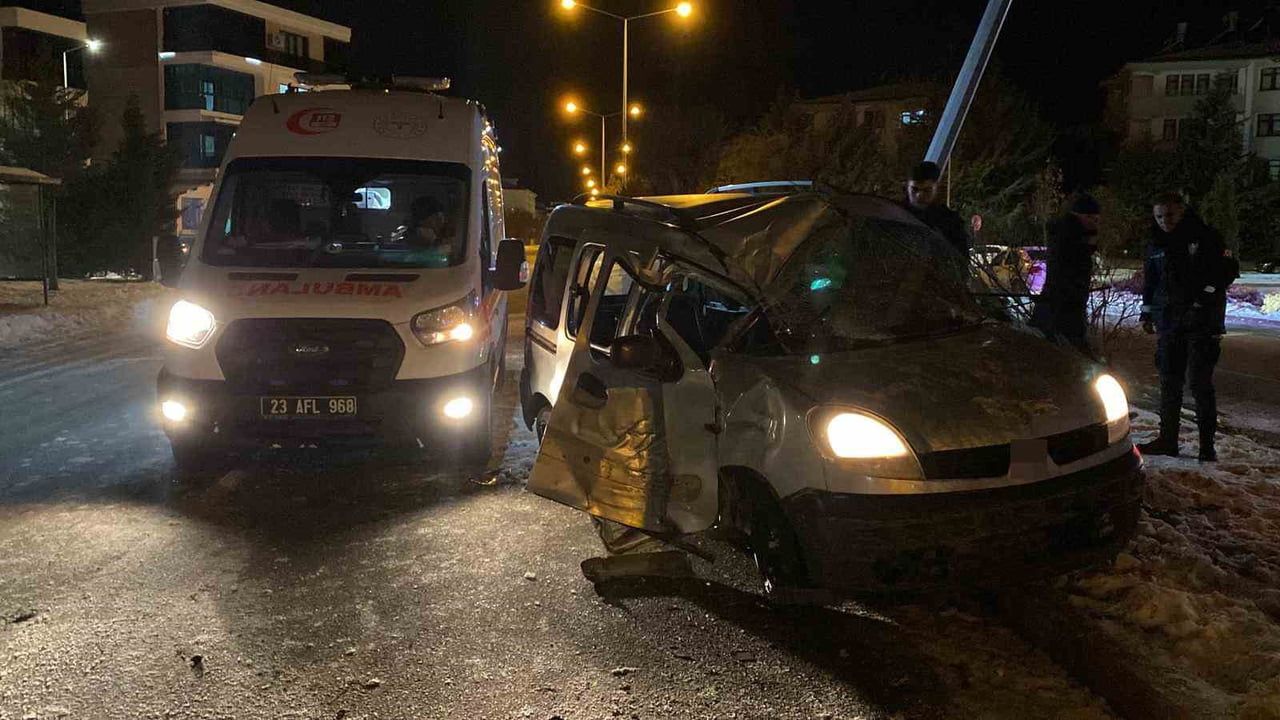 Elazığ'da hafif ticari araç direğe çarptı: 1’i ağır, 4 yaralı