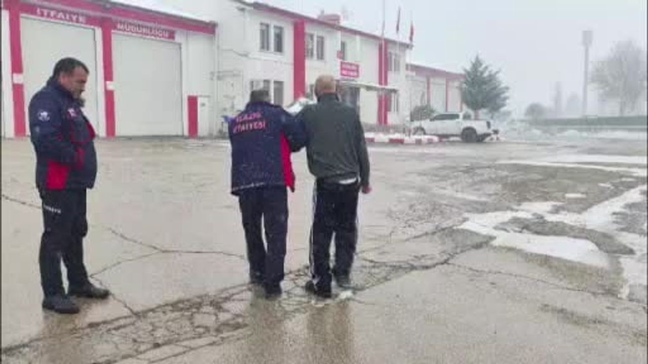 Elazığ’da İtfaiye Sokakta Hipotermi Geçiren Vatandaşı Kurtardı