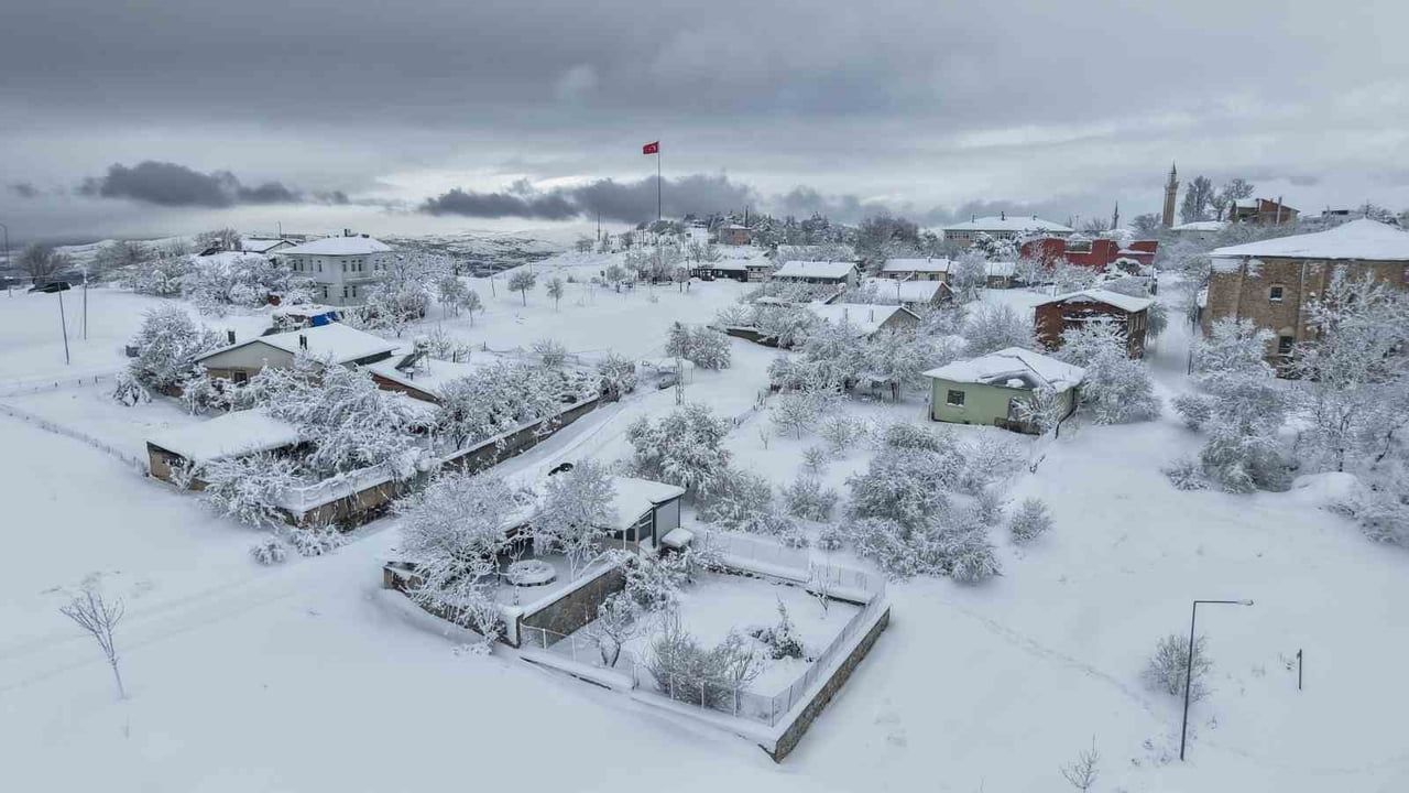 Elazığ'da Kar Avrupa Manzaralarını Andırdı: Harput ve Hazar Beyaza Büründü