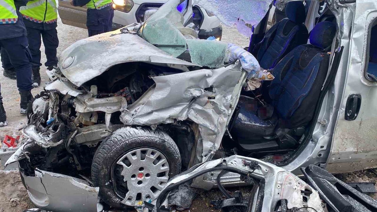 Elazığ'da Kar ve Buzlanma Faciası: Park Halindeki Tıra Çarpan Çift Yaşamını Yitirdi