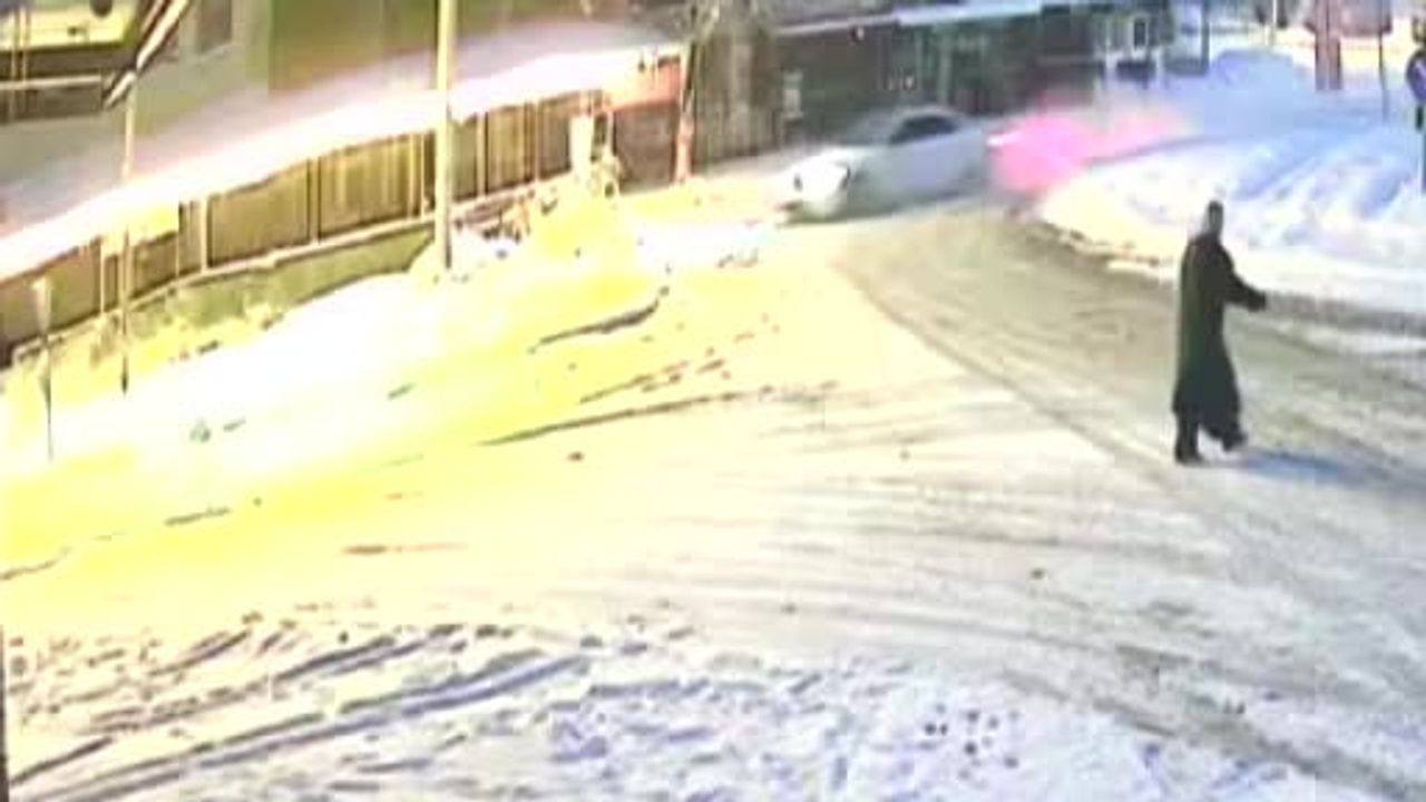 Elazığ'da Kar ve Buzlanma Nedeniyle Araç Refüje Çıktı