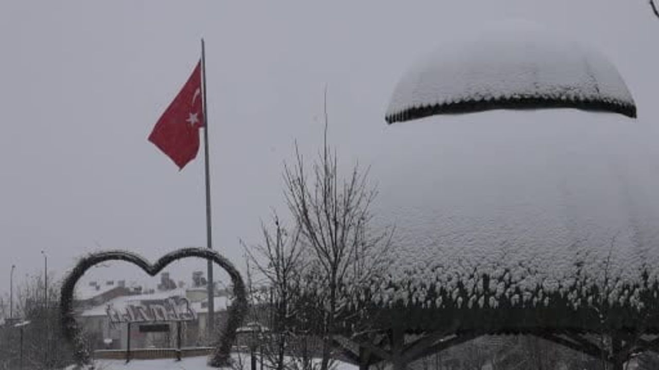 Elazığ'da Kar Yağışı Etkisini Sürdürüyor