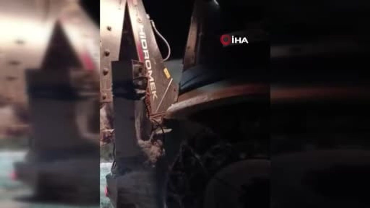 Elazığ'da Kar Yağışında Mahsur Kalan Araç İl Özel İdaresi Kurtardı