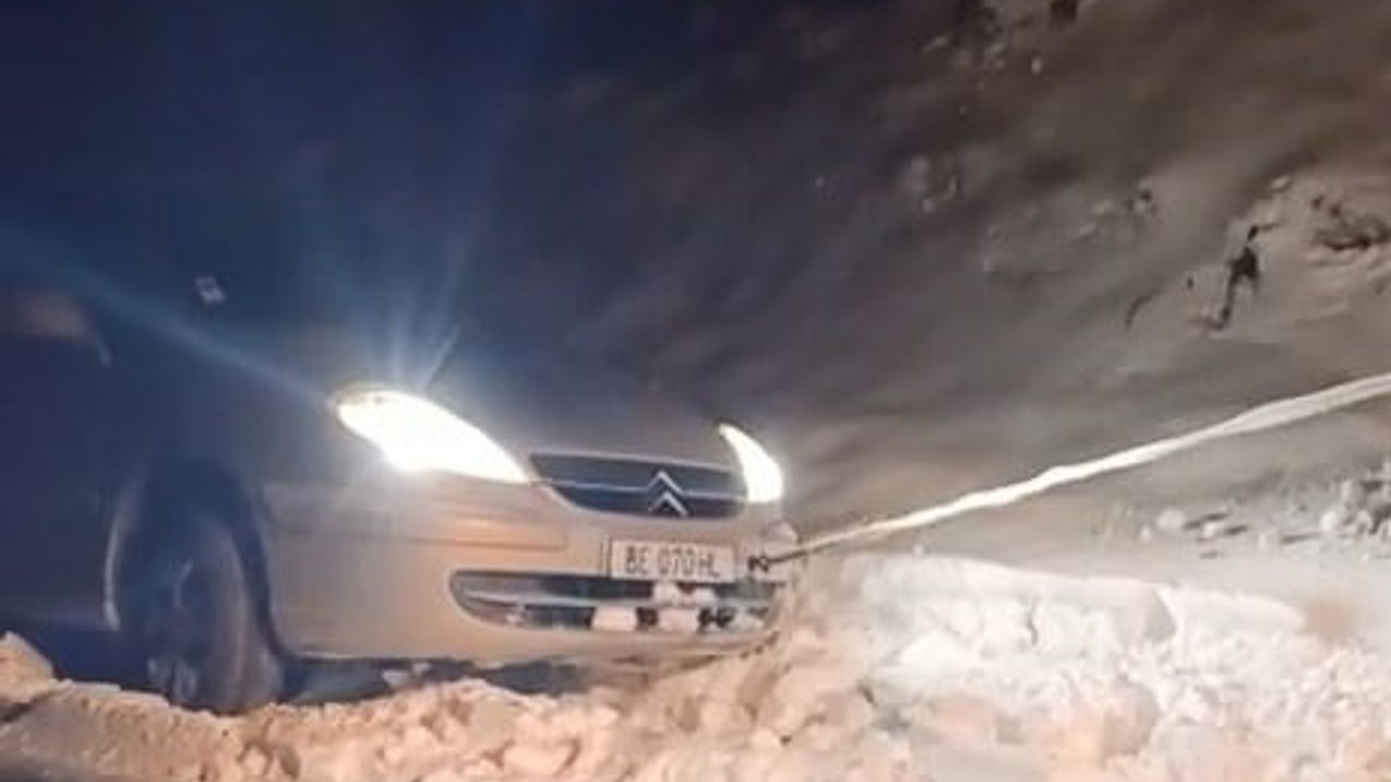 Elazığ'da karda mahsur kalan araç İl Özel İdaresi kurtardı