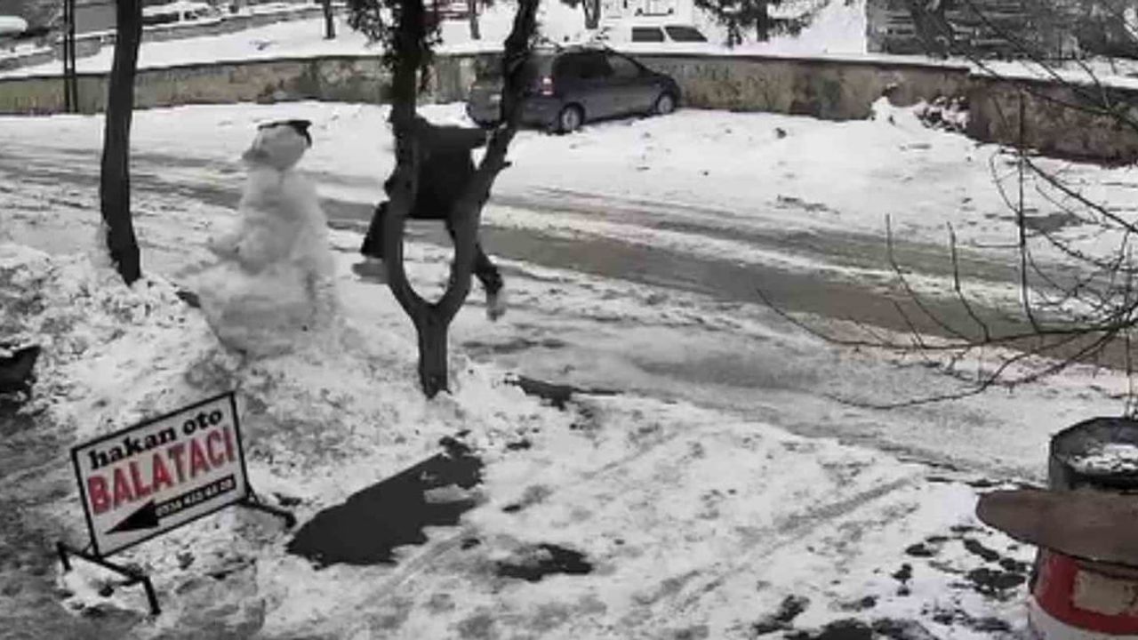 Elazığ'da Kardan Adamlar Şahıslar Tarafından Yıkıldı