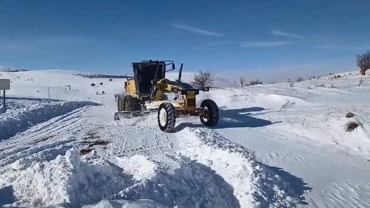 Elazığ’da Karla Mücadele: 27 Köy Yolunda Çalışmalar Sürüyor