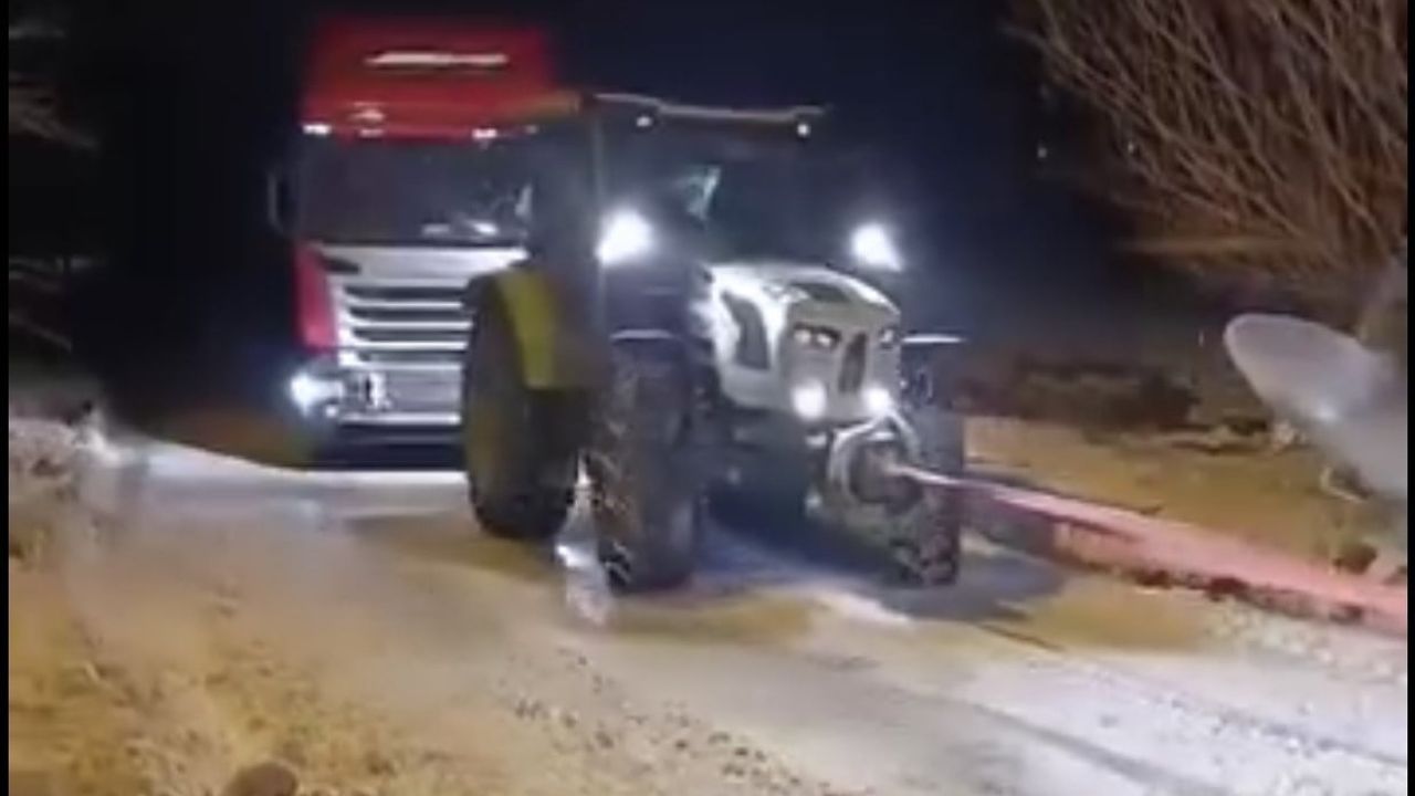 Elazığ'da Konvoyla Kurtarma: Yolda Kalan Tır Halatla Çekildi