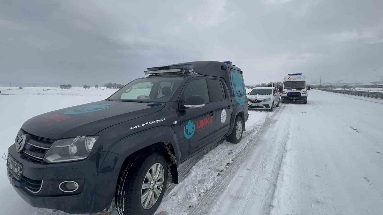 Elazığ'da Minibüs Şarampole Devrildi: 9 Yaralı