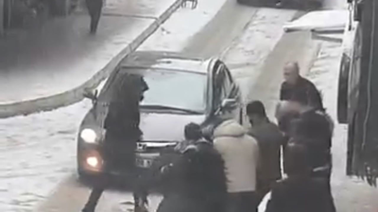 Elazığ'da Sokak Ortasında Tekme Tokat Kavga Kamerada