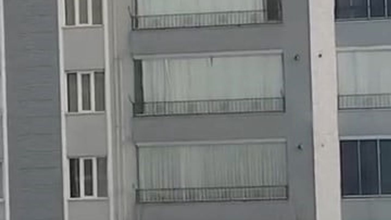 Elazığ'da Tehlikeli Kar Temizliği: 4 Katlı Binada Güvenlik Önlemi Yok