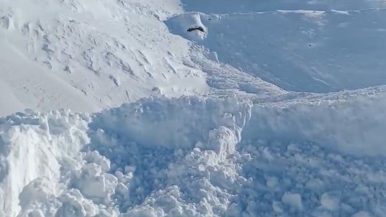 Elazığ'da Tirnik Geçidi Çığ Sonrası Ulaşıma Açıldı