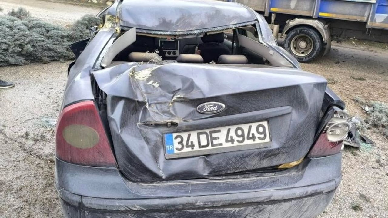 Elazığ'da Trafik Kazası: 1 Yaralı, Araç Kaldırıma Çıktı