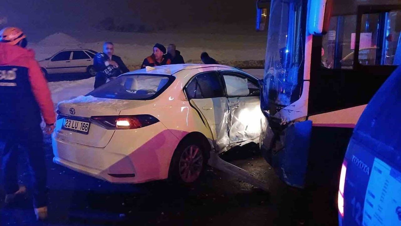 Elazığ'da Trafik Kazası: Otomobil ile Otobüs Çarpıştı, 1 Yaralı