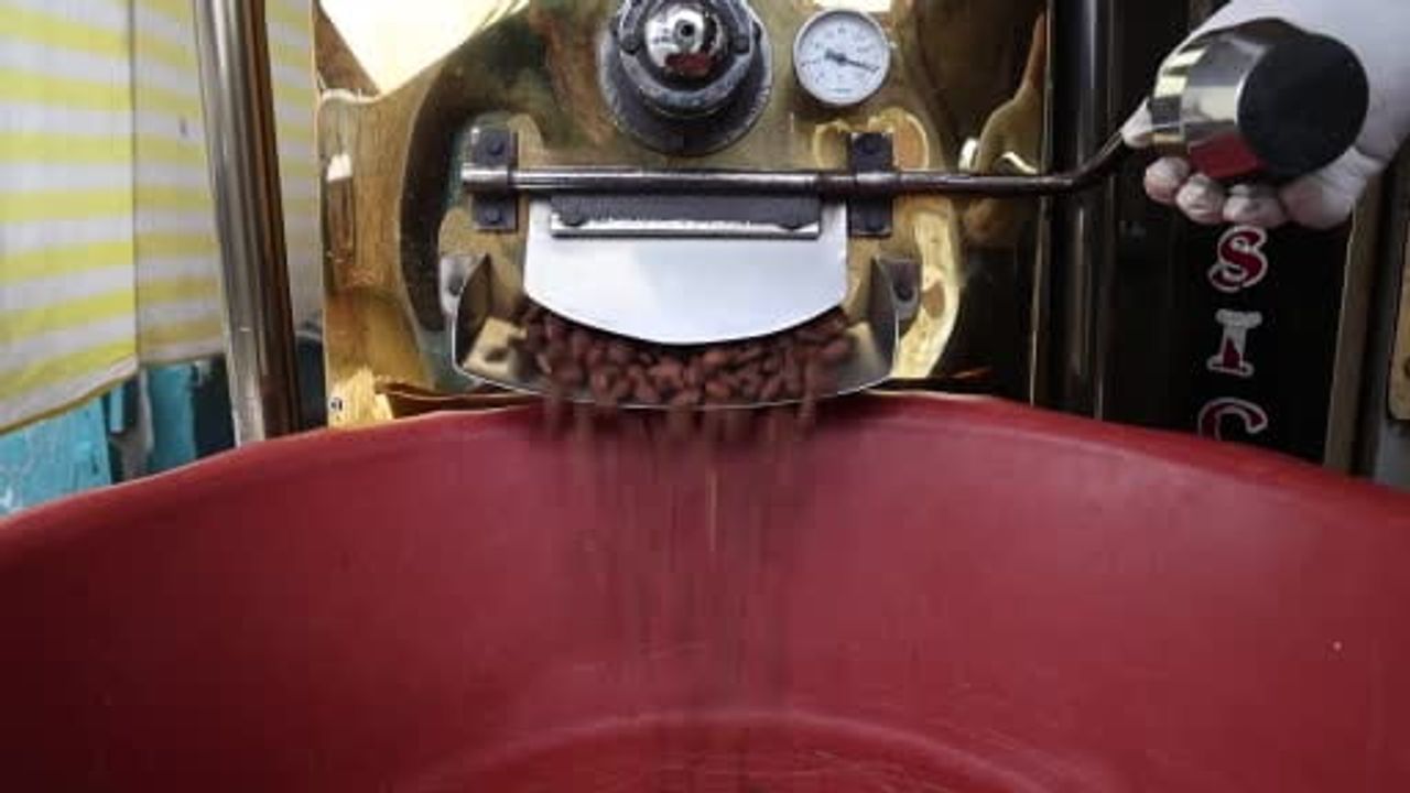 Elazığ'da Türk Kahveli Badem Şekeri İlgi Çekti