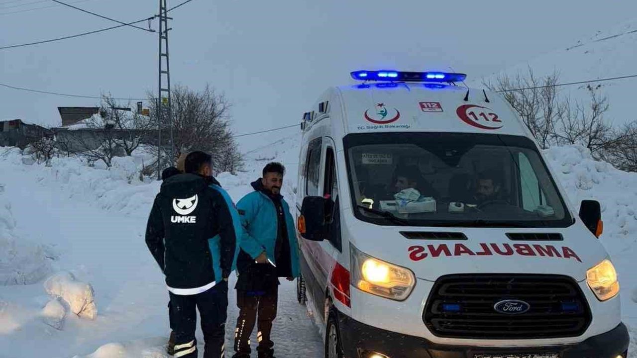 Elazığ'da UMKE 7 Saatte Karlı Yolları Aştı: 66 Yaşındaki Kadın Kurtarıldı