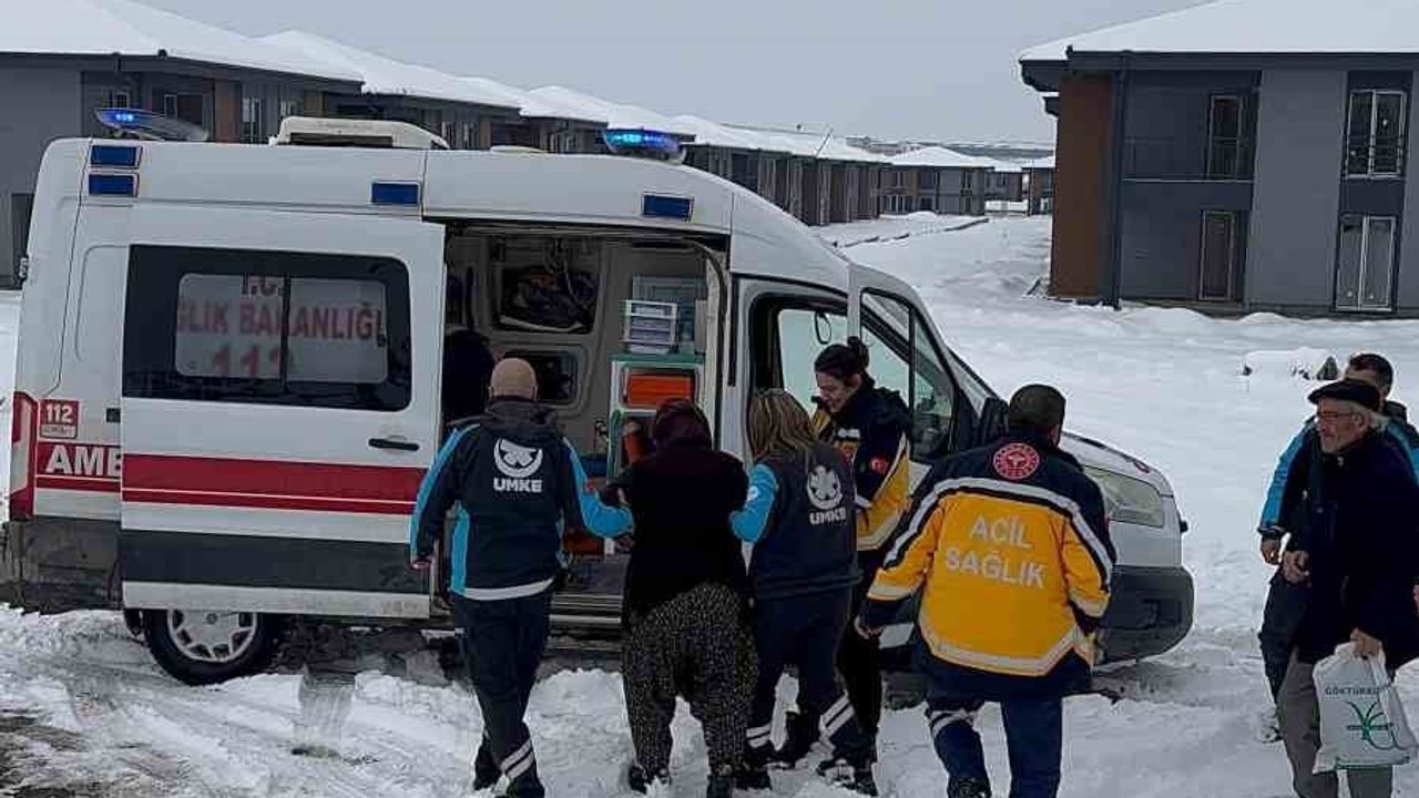 Elazığ'da UMKE, Aşağıdemirtaş'ta Mahsur Kalan Fatma Özen'i Kurtardı