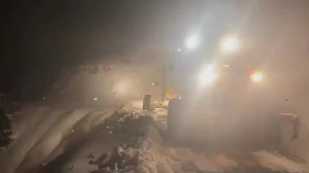 Elazığ'da Yoğun Kar: Mahsur Kalan Araç Kurtarıldı